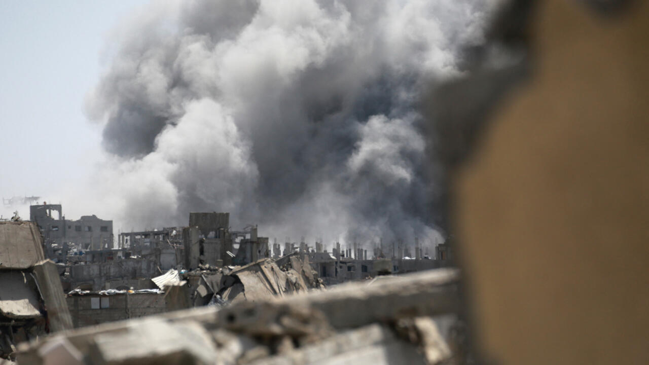 De la fumée s'élève du site d'une frappe israélienne à l'est de Jabalia, dans le nord de la bande de Gaza, le 19 mai 2025.