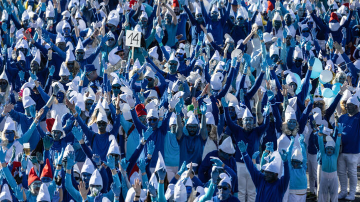 The French town of Landerneau managed to gather more than 3,000 people in smurf disguise.