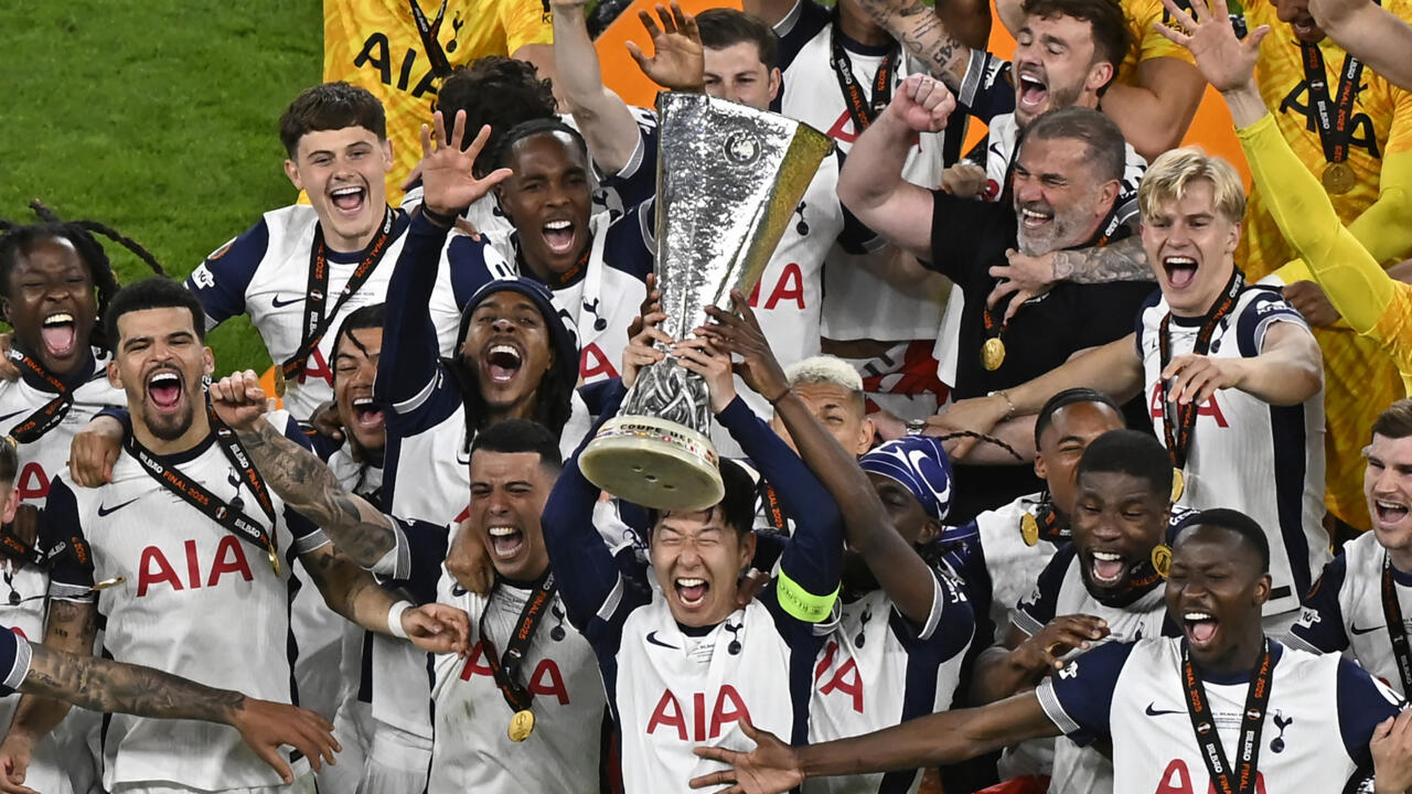 Tottenham Hotspur's South Korean forward #07 Son Heung-min raises the trophy as he celebrates with teammates winning the UEFA Europa League final football match between Tottenham Hotspur and Mancheste