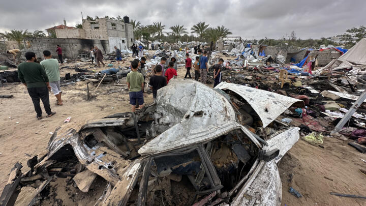 Palestinians photographed amid the wreckage in the Al-Mawassi camp for displaced persons, targeted by Israeli strikes in the south of the Gaza Strip, May 18, 2025.