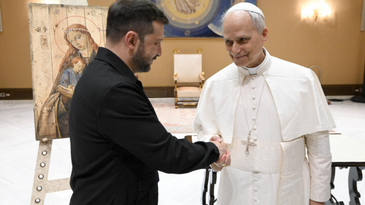 Photo diffusée par les médias du Vatican, le 18 mai 2025, du pape Léon XVI recevant le président ukrainien Volodymyr Zelensky lors d'une audience privée au Vatican