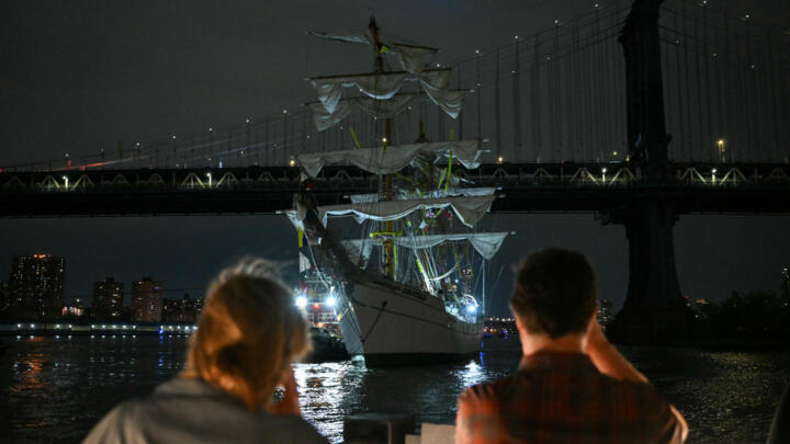 Un buque escuela de la Armada Mexicana es visto cerca del puente de Manhattan después de chocar contra el cercano puente de Brooklyn en Nueva York el 17 de mayo de 2025