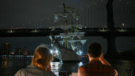 Un buque escuela de la Armada Mexicana es visto cerca del puente de Manhattan después de chocar contra el cercano puente de Brooklyn en Nueva York el 17 de mayo de 2025